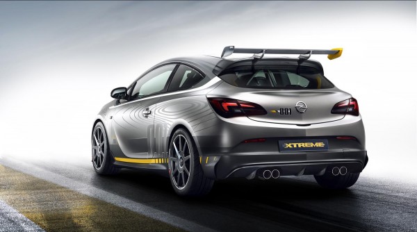 вид сзади Opel Astra OPC EXTREME