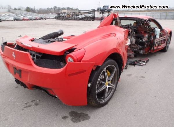Ferrari 458 Italia разломился  на две части