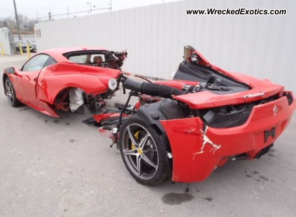 Ferrari 458 Italia разломился  на две части