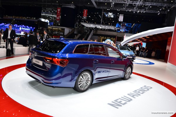Toyota-Avensis-Live-Geneva-2015-03