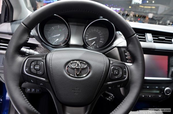 Toyota-Avensis-Live-Geneva-2015-21