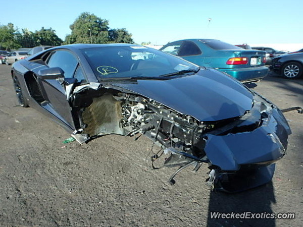 Crashed-Lamborghini-Aventador-spotted-1