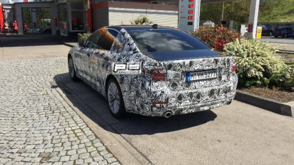 2017-bmw-5-series-spied-at-gas-station-in-germany (1)