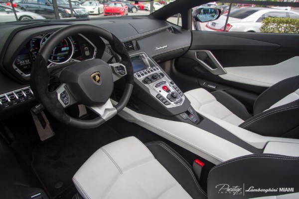Радужный Lamborghini Aventador Roadster выставлен на продажу